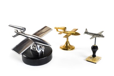 Lot 612 - Desktop models.