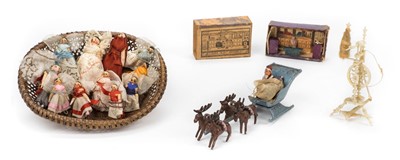 Lot 585 - Miniature dolls.