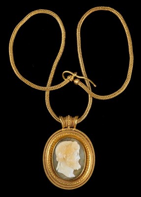 Lot 74 - Cameo Pendant.
