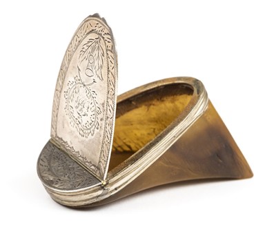 Lot 911 - Hoof Snuff Box.