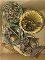 Lot 16 - Pallets and finishing tools.
