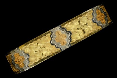 Lot 7 - Bracelet. An 18ct gold ladies bracelet