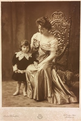 Lot 108 - Great Britain. A collection of loose photographs & small photo albums, 20th century