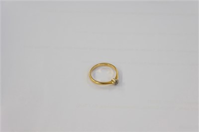 Lot 22 - Ring. An 18ct gold diamond solitaire ring