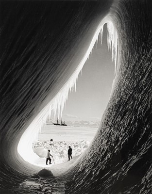 Lot 179 - Antarctica. Ponting (Herbert George). Five photographs of the British Antarctic Expedition 1910-13