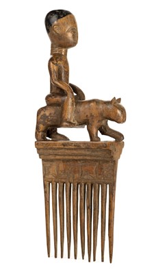 Lot 105 - Comb. An African carved wood comb