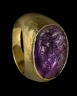 Lot 94 - Roman. A large Roman gold ring set with amethyst intaglio of Zeus