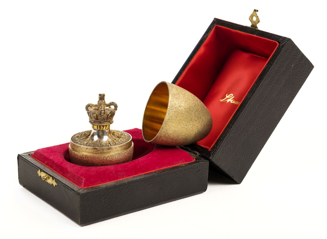 Lot 232 - Stuart Devlin. A silver egg commemorating