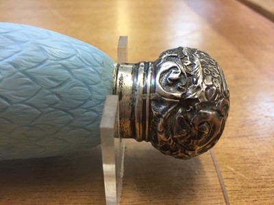 Lot 149 - Scent Bottle. A Thomas Webb and Sons cameo glass swan's head scent bottle, c.1880