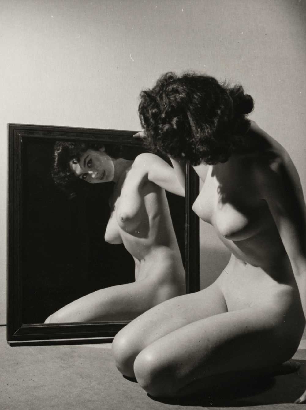 Lot 45 - Female Nudes. A group of 32 vintage gelatin silver print photographs by Stephen Glass, c. 1940/1950s