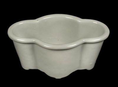 Lot 148 - Chinese Jardiniere. A porcelain jardiniere, Republic period