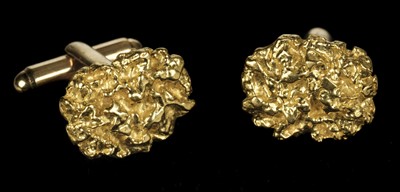 Lot 73 - Cufflinks. 18K gold nugget cufflinks