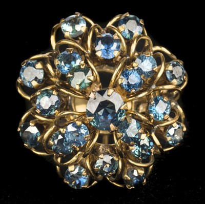 Lot 94 - Ring. 14K gold and sapphire ring