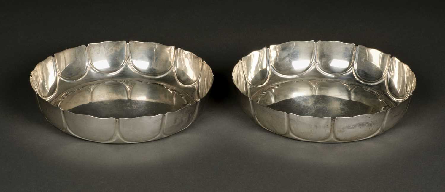 Lot 16 - Bowls, Edwardian silver bowls by E. Barnard & Sons, London 1903