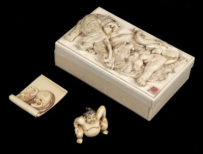 Lot 156 - Japanese box and netsuke