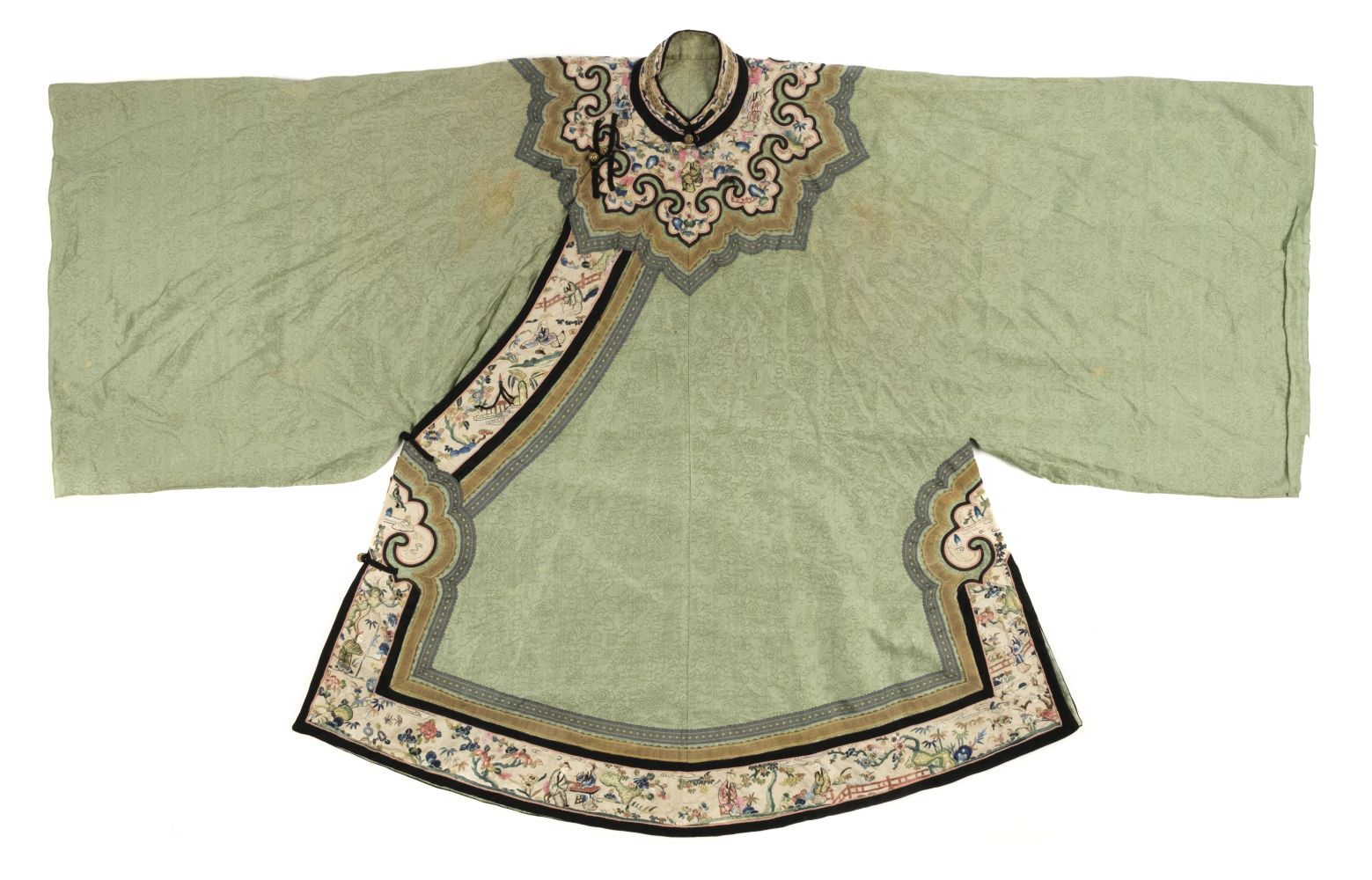 Lot 292 - Chinese. A late Qing Dynasty silk robe, 19th