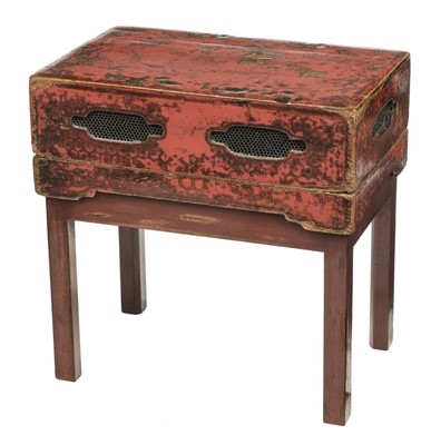 Lot 305 - Food Box. A 19th-century Chinese food box