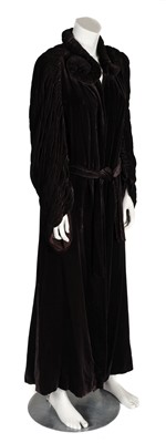 Lot 373 - Clothing. An Art Deco velvet opera coat, 1930s