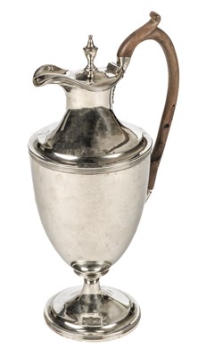 Lot 407 - Coffee Pot. A George III silver coffee pot by Henry Chawner, London 1790