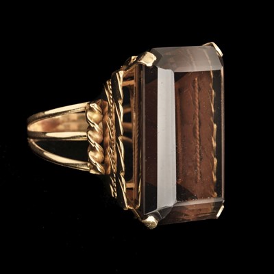 Lot 395 - Smoky Quartz Ring. A yellow metal and smoky quartz ring