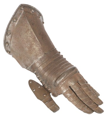 Lot 295 - Armour. A 17th century style Cuirassier's steel gauntlet