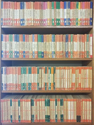 Lot 427 - Paperbacks. A large collection of 500 volumes of Penguin paperbacks