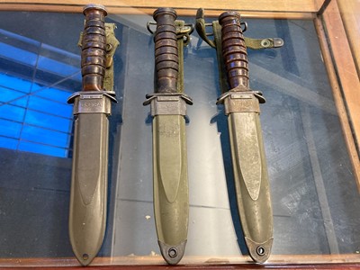 Lot 424 - Fighting Knife. A WWII American M3 Imperial fighting knife (3)