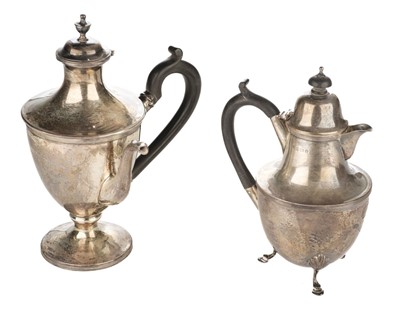 Lot 76 - Chocolate Pot. An Edwardian silver chocolate pot and hot water jug