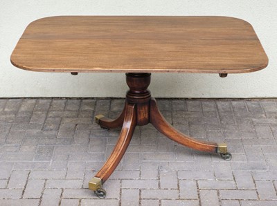 Lot 614 - Table. A Victorian mahogany breakfast table