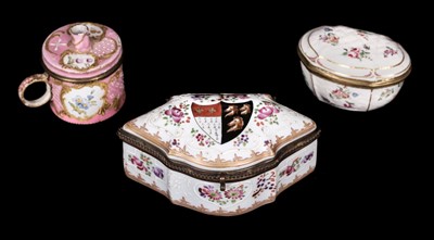 Lot 27 - Trinket box. A 19th century trinket box with a coat of arms