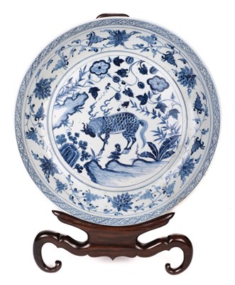 Lot 320 - Charger. A 19th century Chinese Yuan style porcelain charger
