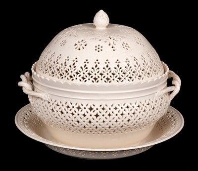 Lot 346 - Leeds Pottery. A large Leeds creamware chestnut basket with cover and stand
