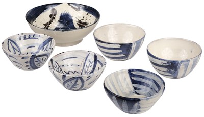 Lot 528 - Garland (David, 1941 -). A footed terracotta earthenware serving bowl