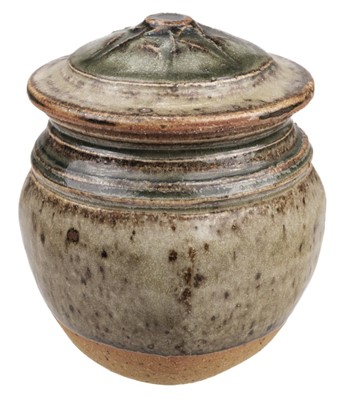 Lot 513 - Batterham (Richard, 1936-2021). A small beaten stoneware caddy and cover