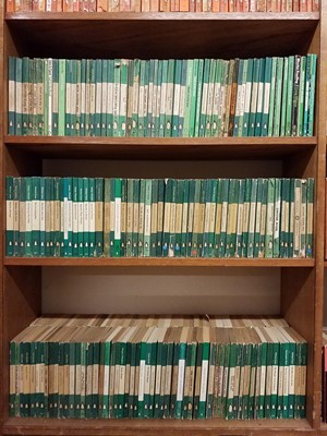 Lot 481 - Penguin Paperbacks. A large collection of mostly classic Penguin paperbacks, approximately 950 volumes
