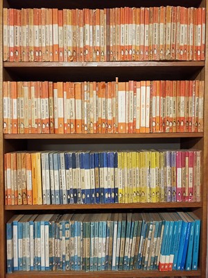 Lot 481 - Penguin Paperbacks. A large collection of mostly classic Penguin paperbacks, approximately 950 volumes