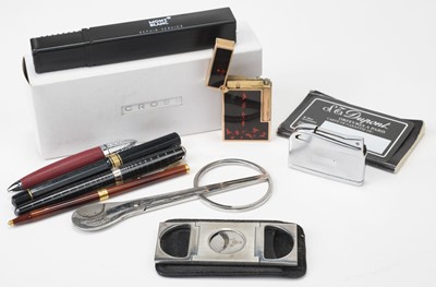 Lot 727 - Mont Blanc. A Mont Blanc fountain pen with 18ct gold nib and other items