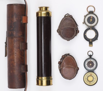 Lot 255 - WWI Telescope. A large mahogany and brass five-draw brass telescope by Dolland of London and compasses