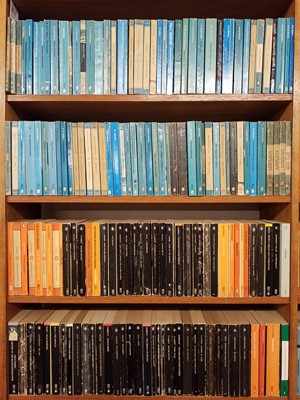 Lot 530 - Penguin Paperbacks. A large collection of Penguin & Pelican paperbacks, approximately 800 volumes