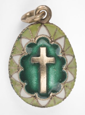 Lot 736 - Pendant. A miniature Russian yellow metal mounted enamel egg pendant