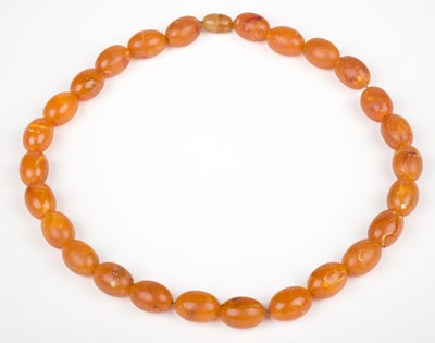 Lot 732 - Amber necklace. An amber bead necklace
