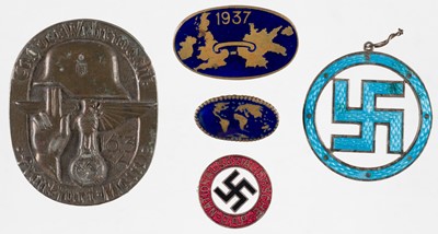 Lot 484 - Third Reich. A scarce 'Link' 1937-1939 Anglo-German fascist membership pin badge by J.R. Gaunt