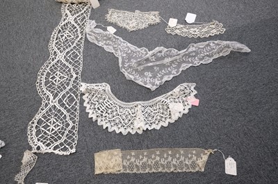 Lot 302 - Bedfordshire. A group of lace items, mid 19th-early 20th century, & Buckinghamshire lace