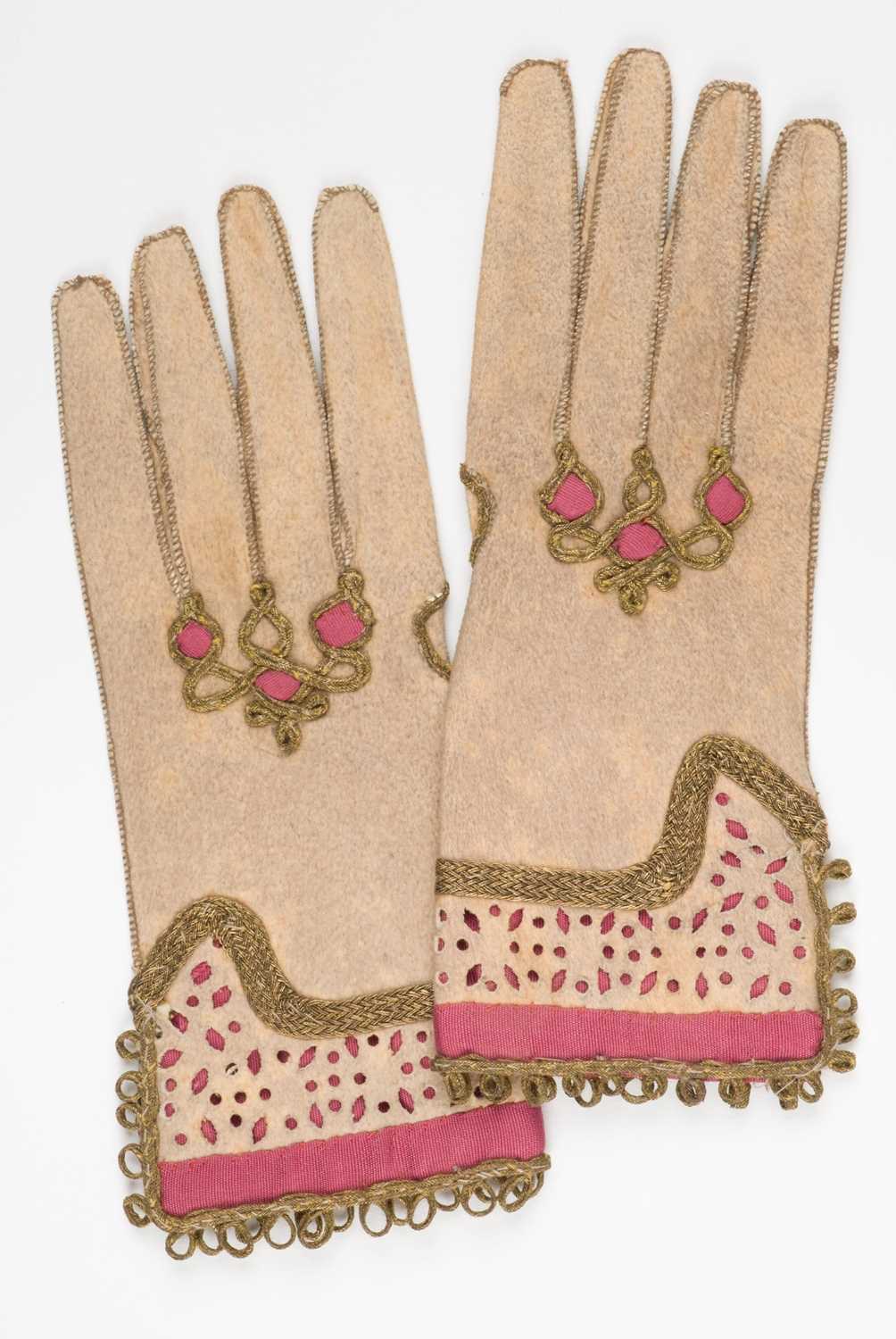Lot 269 - Clothing. A pair of child's gloves, probably late 19th century