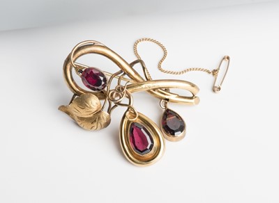 Lot 501 - Brooch. A yellow metal garnet brooch, 19th century