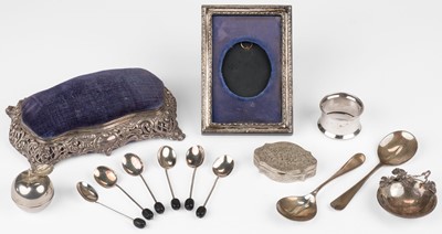 Lot 490 - Mixed silver. A cased set of silver coffee spoons by William Suckling Ltd, Birmingham, 1962