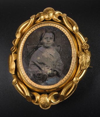 Lot 502 - Mourning brooch. A Victorian gold-plated mourning brooch, circa 1850