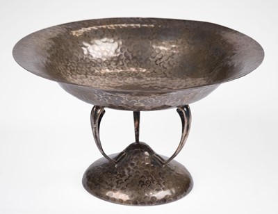 Lot 388 - Bowl. A George V silver Arts and Crafts bowl by Walker & Hall, Sheffield, 1915