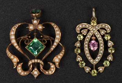 Lot 447 - Edwardian Jewellery. A 15ct gold openwork peridot and pearl brooch
