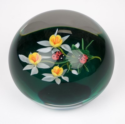 Lot 569 - Paperweight. A glass paperweight by Ken Rosenfeld